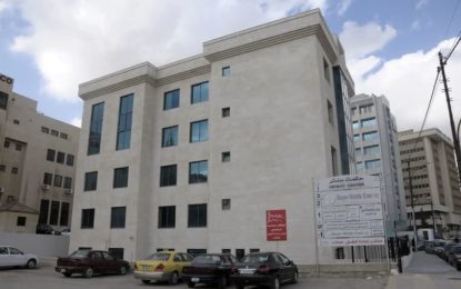 موقف سيارات عام للمراجعين ملاصق للمجمع